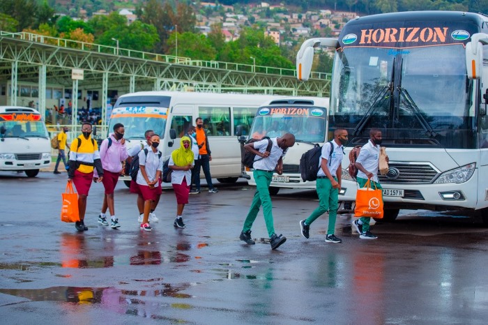 Abanyeshuri basaga 19,000 ntibarasubira ku ishuri kubera impamvu zirimo ubukene