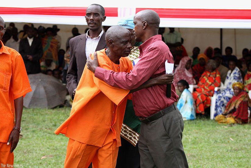 Nyamasheke/Gihombo: Batashywe n'ubwoba bw'ingwe yahushije abanyerondo bahungiye mu Kivu, ikica Inka y'umuturage