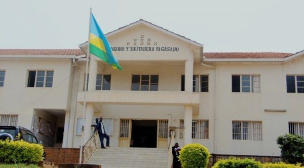 Karongi: Ubuyobozi ntibuvuga rumwe ku ishuri ryigaho abanyeshuri 10