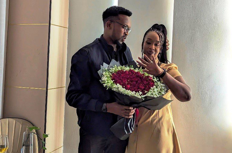 Umuhanzi Audia Intore yambitswe impeta n'umunyamakuru wa Inyarwanda