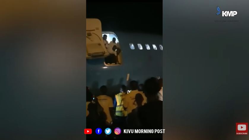 Kindu: Byabaye ngombwa ko basimbuka kugirango basohoke mu ndege kubera kubura ingazi